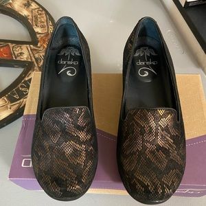 Dansko Olivia Snake Leather Bronze Loafer Size EU 37 US 6.5-7